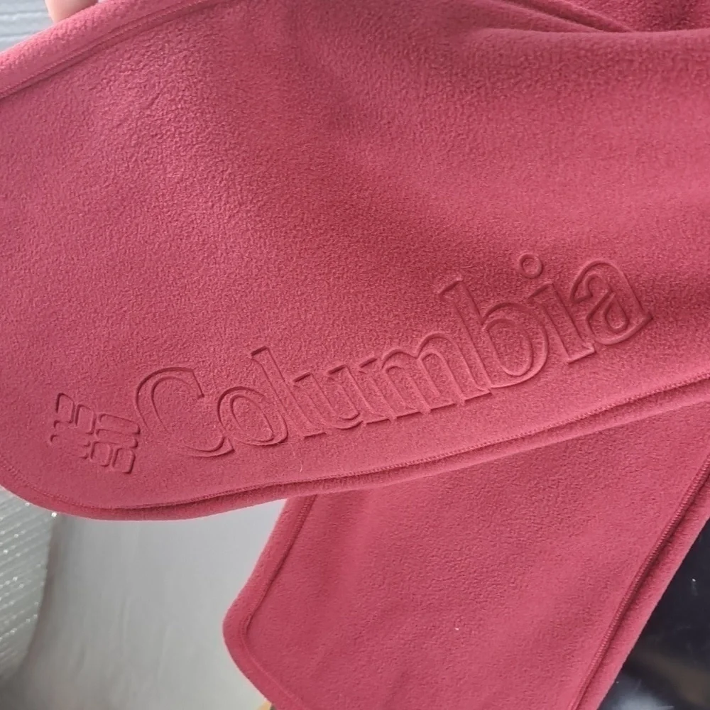 Columbia fleece embossed spellout logo OS maroon winter casual outdoors scarf
